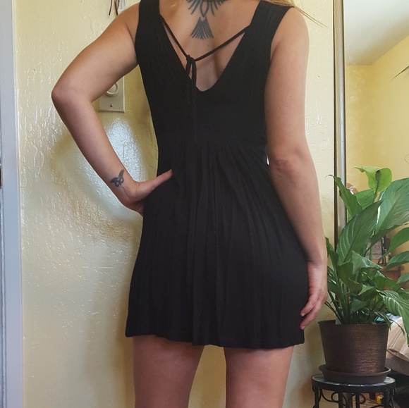 Simple Black Dress - Picture 4 of 4